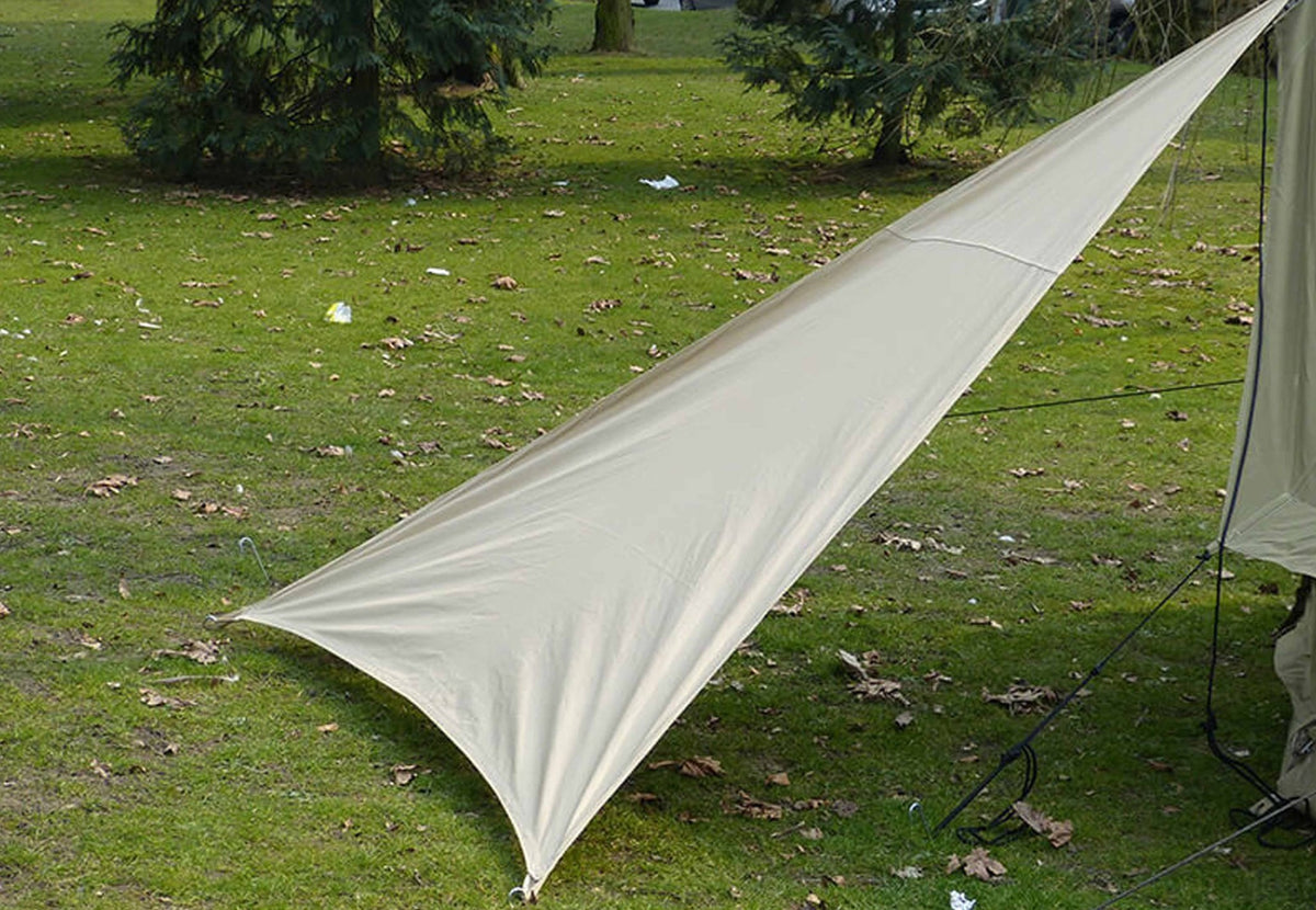 Classic All Purpose Shelter aus beiger Baumwolle als dreieckiges Sonnensegel über einer Rasenfläche