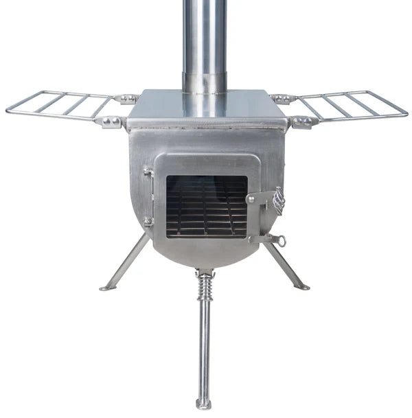 Winnerwell Woodlander Plus External Air direkt von vorne mit Schornsteinrohr und ausgeklappten Seitenablagen