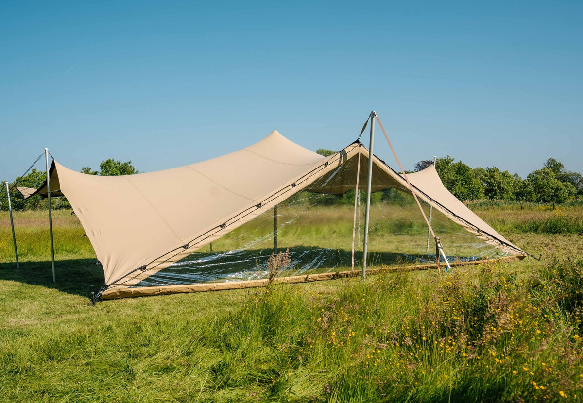 CanvasCamp Tür für Stretch Tent Q2/Q3, Stretchzelt von der Seite auf einer sonnigen Wiese