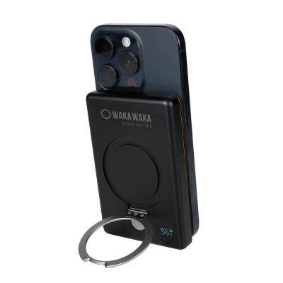 WakaWaka Power Pro in Schwarz auf der Rückseite eines Handys, mit Ringhalter und Display