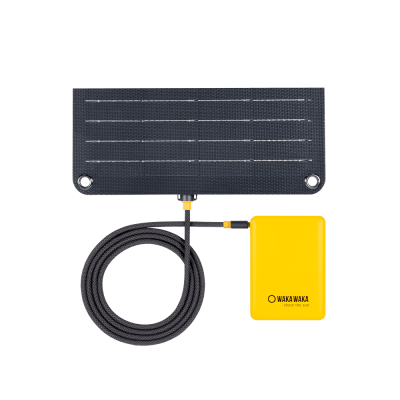 WakaWaka Solar 20 Solarpanel mit aufgerolltem Kabel, an eine gelbe Powerbank angeschlossen