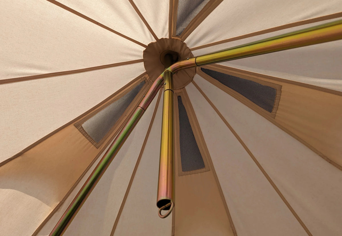 CanvasCamp DuoPod oben im Zelt, Detail des Verbindungsstücks unter der Spitze