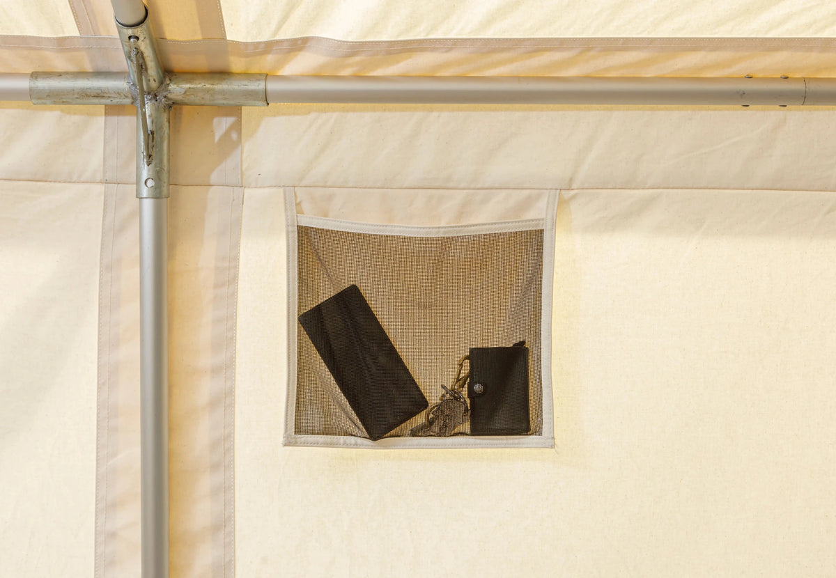 CanvasCamp Heavy Duty Safari Tent, Netztasche an der Innenwand mit Sachen darin