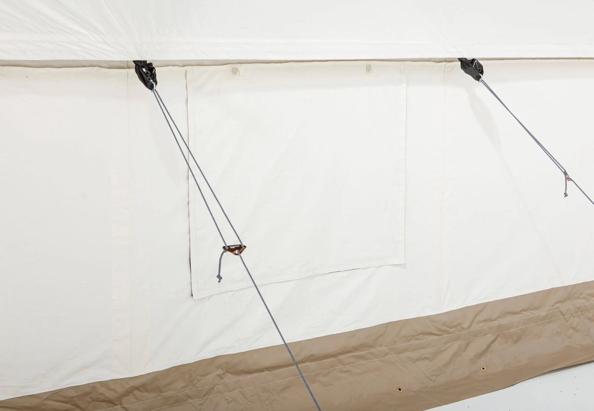 CanvasCamp Heavy Duty Safari Tent, Seite mit geschlossener Fensterklappe und Abspannleinen