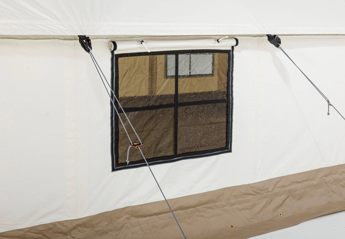 CanvasCamp Heavy Duty Safari Tent, Seite mit aufgerollter Fensterklappe und Netzfenster