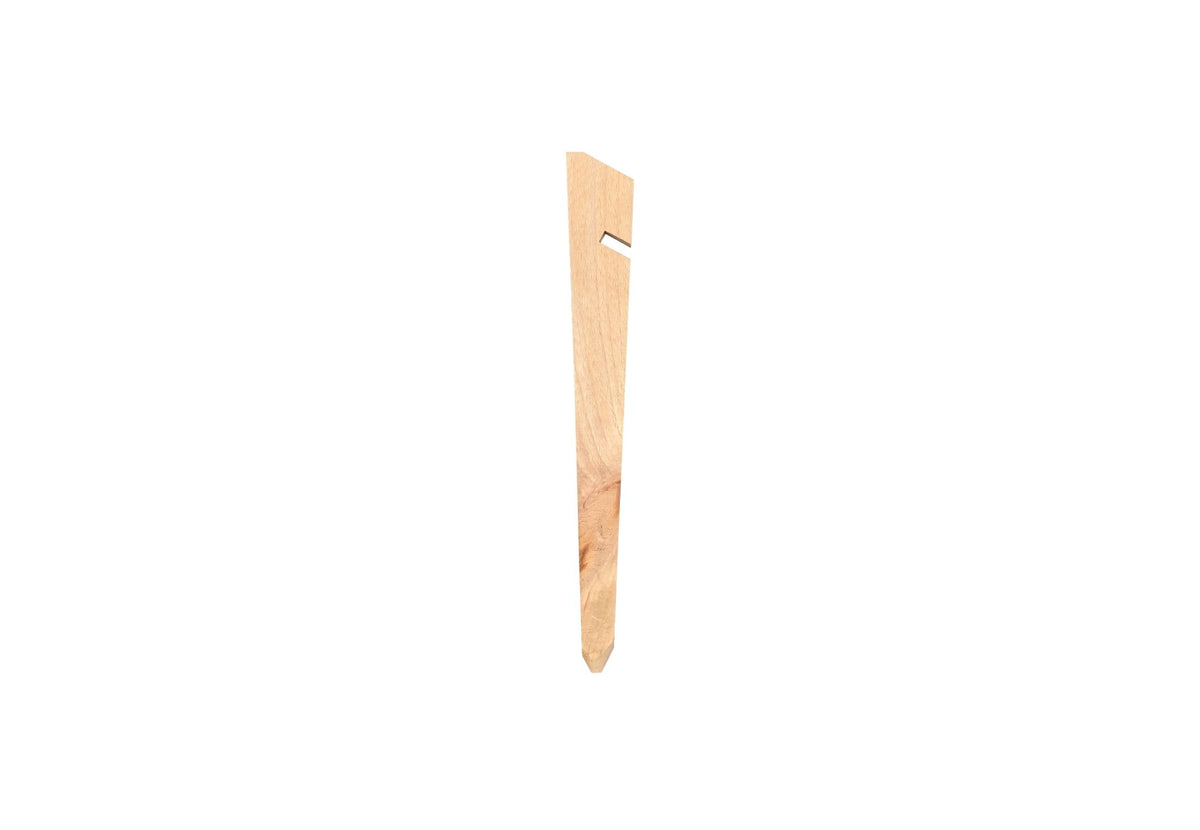 Holzhering aus hellem Holz mit Kerbe, einzeln auf weißem Hintergrund