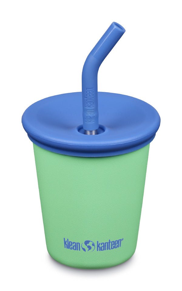 Klean Kanteen Kid Cup in Hellgrün mit blauem Deckel und blauem gebogenem Strohhalm
