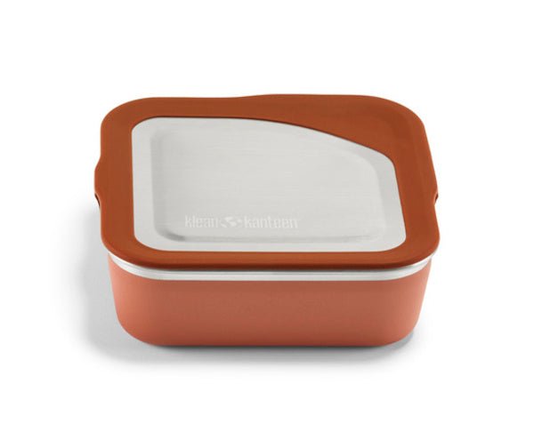 Klean Kanteen Lunch Box in Rostorange mit Metalldeckel und orangefarbenem Rand, schräg von oben