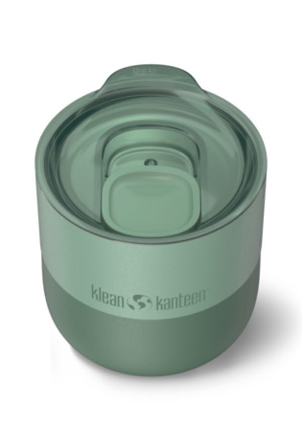 Klean Kanteen Rise Lowball Becher in Salbeigrün mit transparentem Schiebedeckel