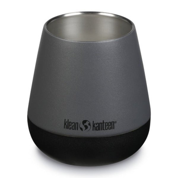 Klean Kanteen Rise Wine Tumbler in Grau mit schwarzem Fuß und Logo