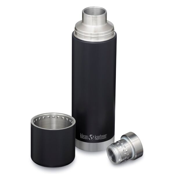 Klean Kanteen TKPro in Schwarz mit Becher und Schraubdeckel neben der Flasche