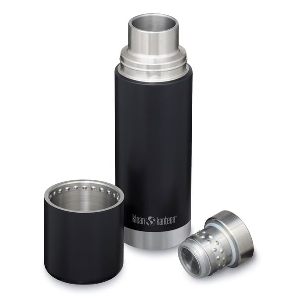 Klean Kanteen TKPro 500 ml in Schwarz, geöffnet mit Trinkbecher und Deckel daneben
