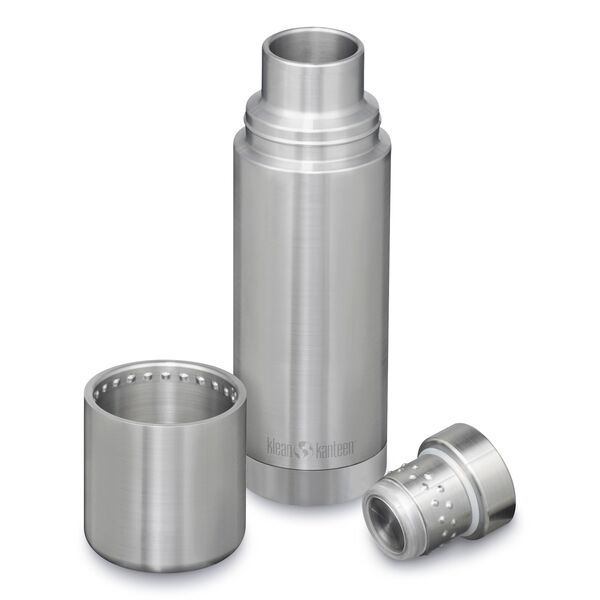 Klean Kanteen TKPro 500 ml aus gebürstetem Stahl mit Becher und Schraubdeckel lose neben der Flasche