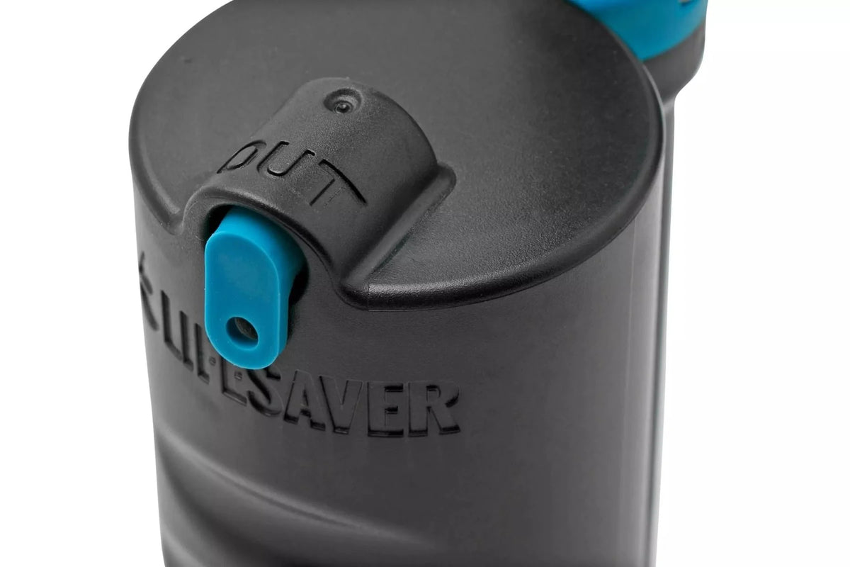 Lifesaver Wayfarer, Detail des Auslaufs mit blauer Verschlusskappe oben auf dem Gehäuse