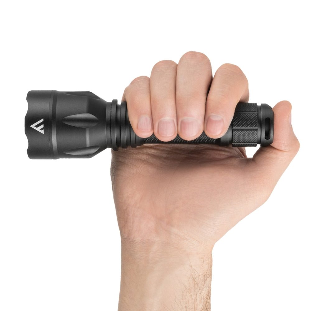 Mactronic Black Eye 1550 in der Hand gehalten, zeigt die Größe der Taschenlampe