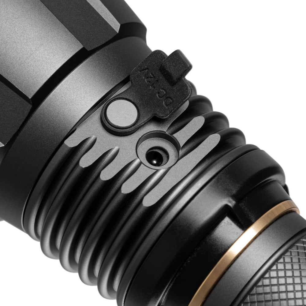 Mactronic Blitz K3 Detail des Ladeanschlusses mit Abdeckklappe aus Gummi