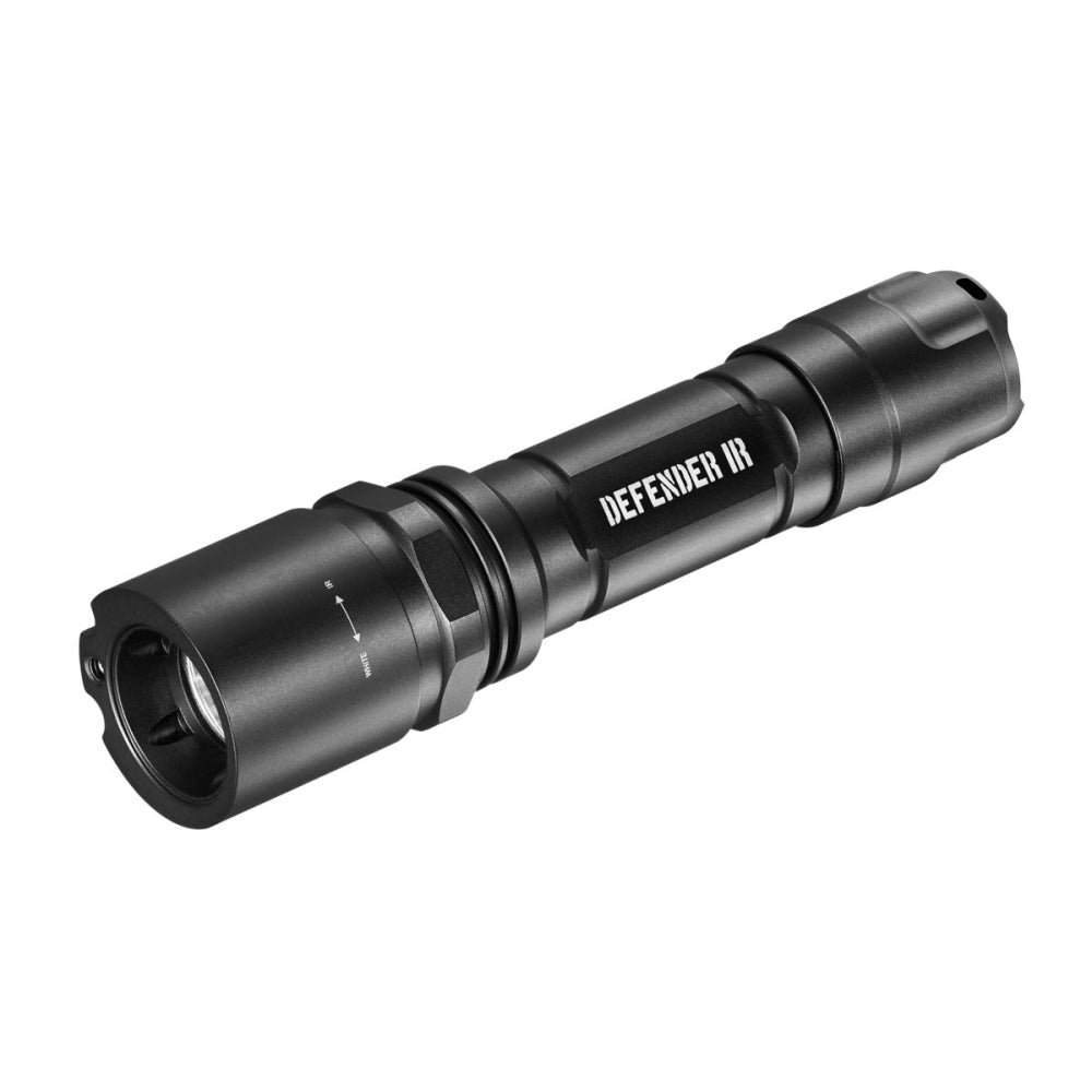 Mactronic Defender IR Taschenlampe in Schwarz mit dem Aufdruck Defender IR, schräg liegend