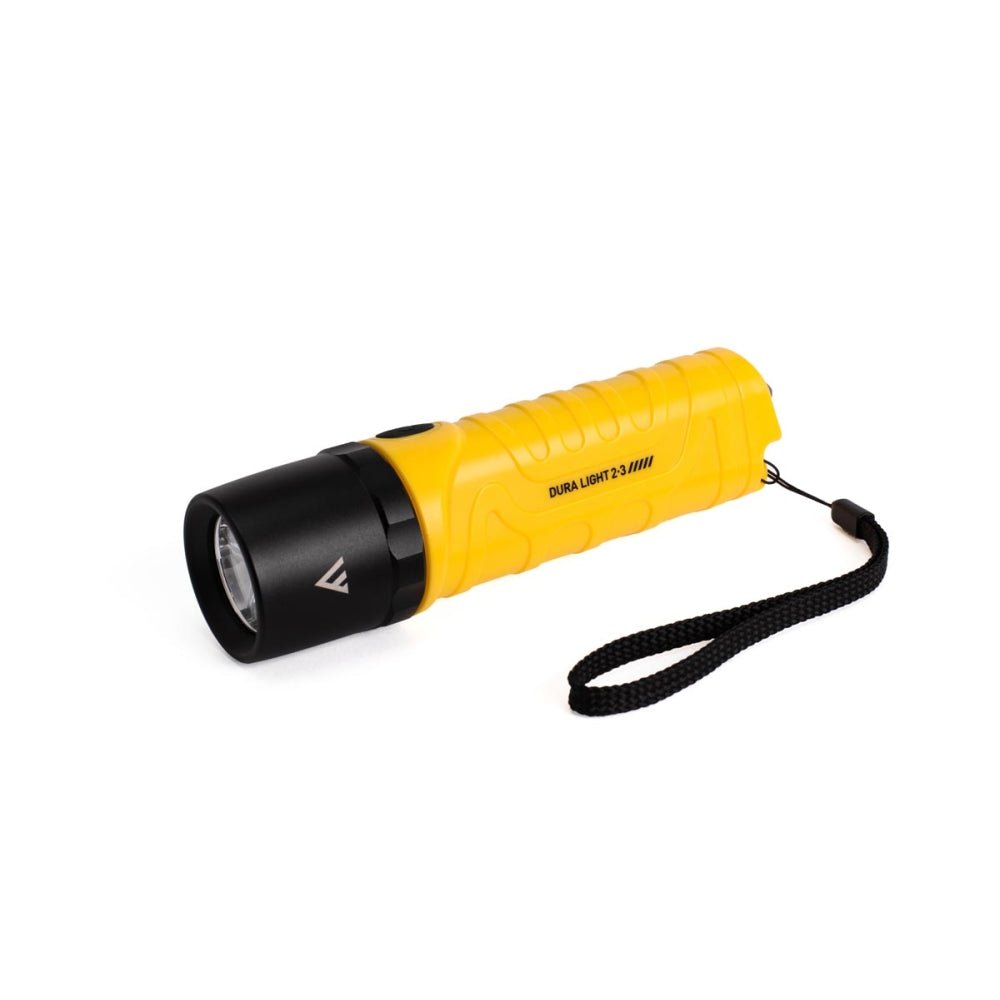 Mactronic Dura Light 2.3 Taschenlampe in Gelb mit schwarzem Lampenkopf und Handschlaufe, schräg von vorne