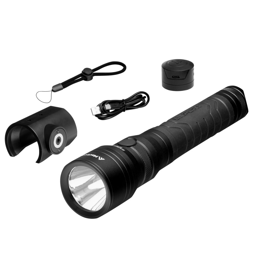 Mactronic Expert PL3 mit separater Halterung, Endkappe, Handschlaufe und USB-Kabel neben der Taschenlampe