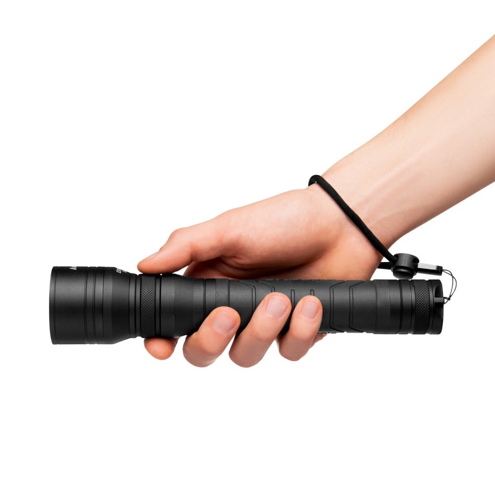 Mactronic Expert PL3 schwarze Taschenlampe in einer Hand mit der Handschlaufe um das Handgelenk