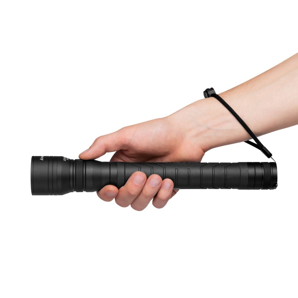 Mactronic Expert PL5 lange schwarze Taschenlampe in einer Hand mit der Handschlaufe um das Handgelenk