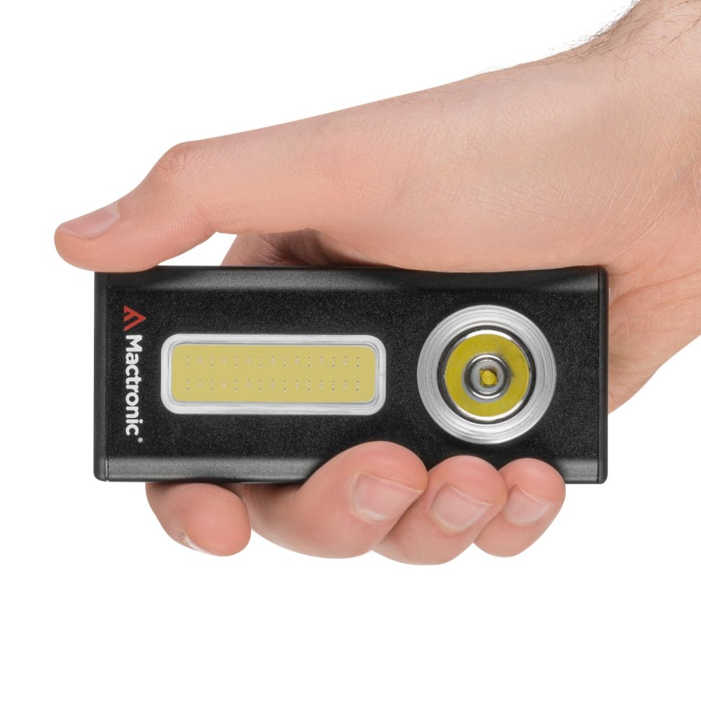 Mactronic Flagger 650 quer in einer Hand mit sichtbarem Arbeitslicht und Spot