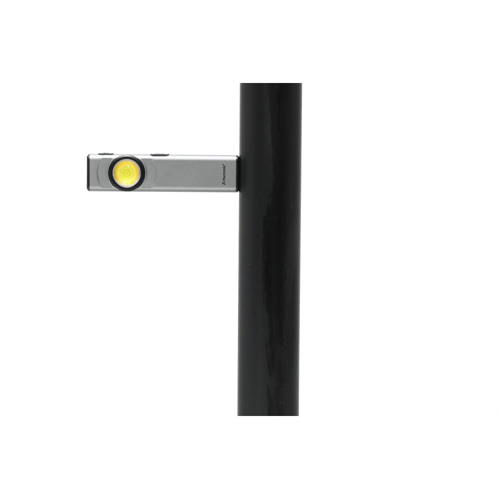 Mactronic Flagger Mini an einem schwarzen Pfahl befestigt, mit der Lampe nach vorne