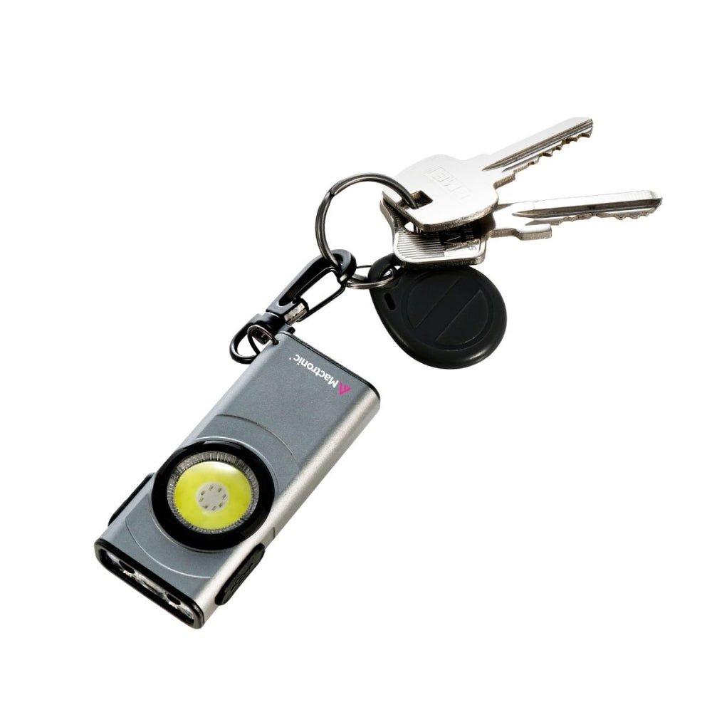 Mactronic Flagger Nano an einem Schlüsselbund mit Schlüsseln und einem schwarzen Schlüsselanhänger