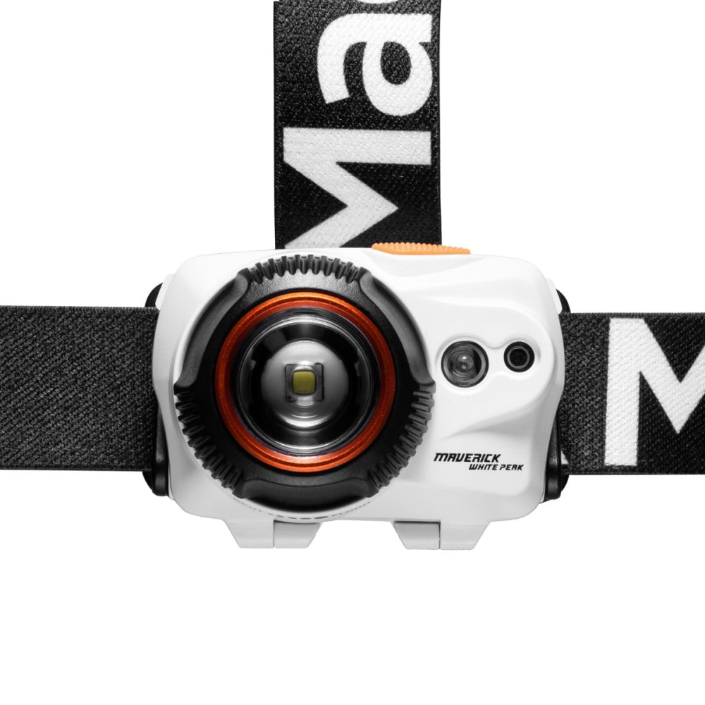 Mactronic Maverick White Peak gerade von vorne mit der Linse, dem orangefarbenen Ring und zwei kleinen Fenstern