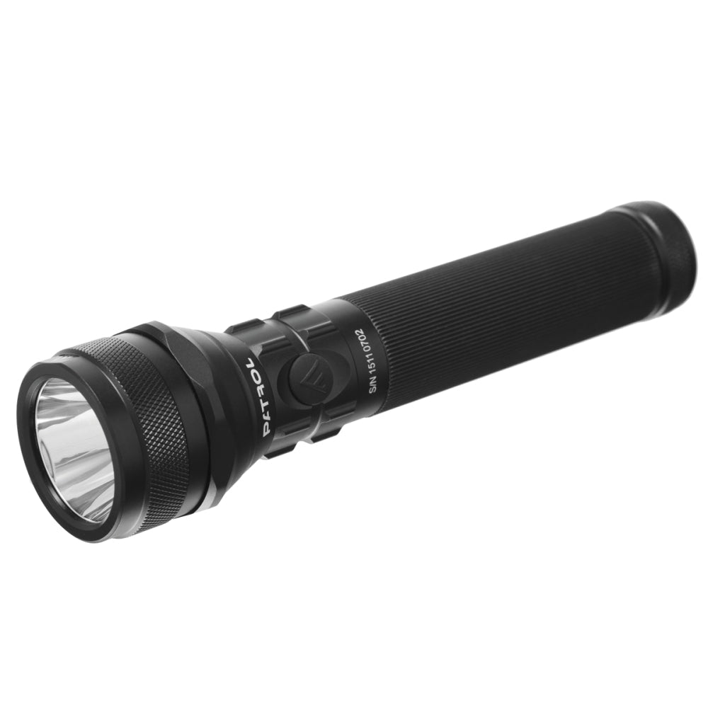 Mactronic Patrol schwarze Taschenlampe schräg von vorne mit dem gerippten Kopf und der LED
