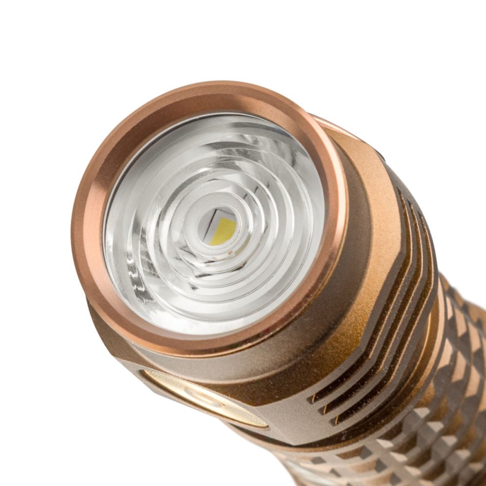 Mactronic Sirius M10 Detail des Reflektors mit der LED und dem kupferfarbenen Rand