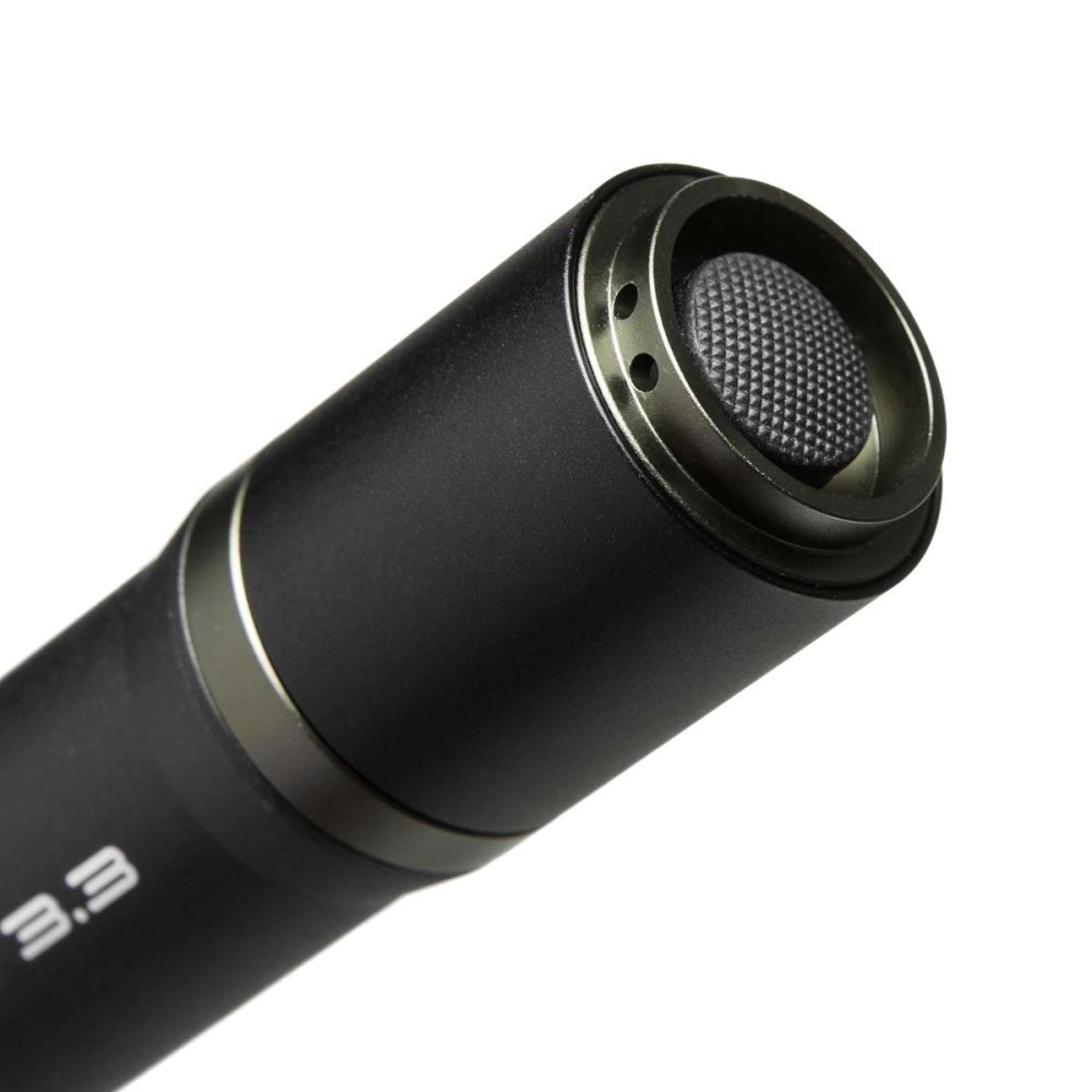 Mactronic Sniper 3.3 Rückseite der Taschenlampe mit Endkappe und Metallring aus der Nähe