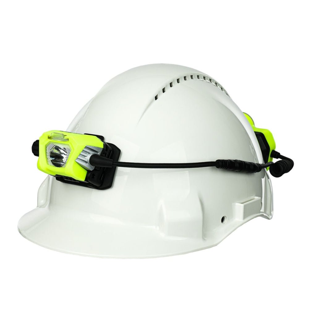 Mactronic Ultimo X1000 Stirnlampe an einem weißen Schutzhelm montiert