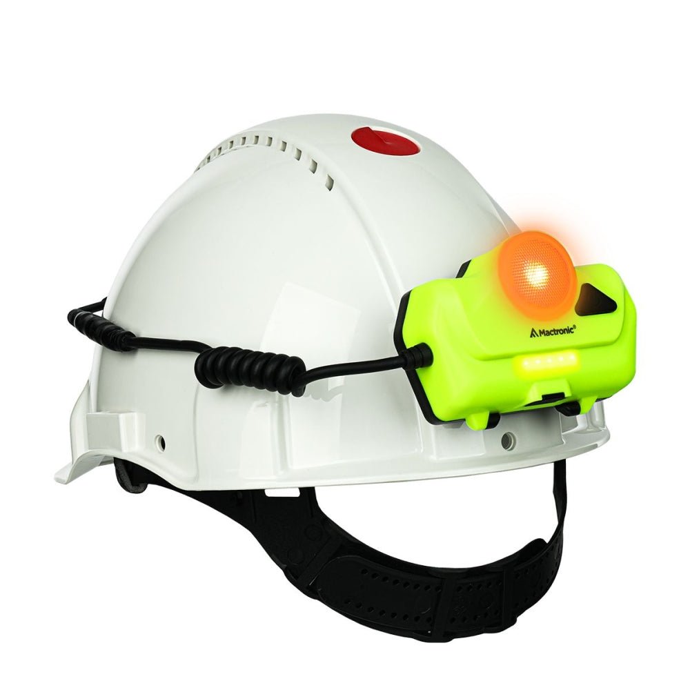 Mactronic Ultimo X1000 an einem weißen Helm mit leuchtendem orangefarbenem Rücklicht