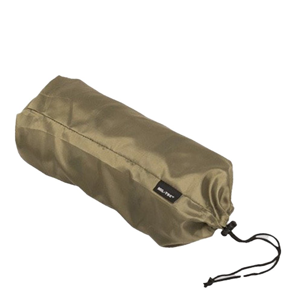 Mil-Tec Kissen aufgerollt im olivgrünen Packsack mit Kordelzug