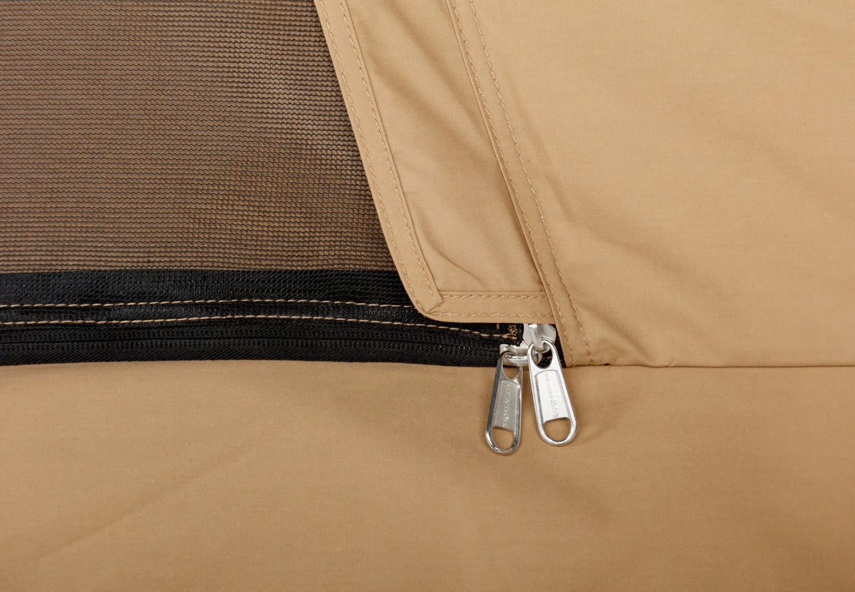 CanvasCamp Oryx, Detail der Tür mit zwei Reißverschlüssen und schwarzem Moskitonetz