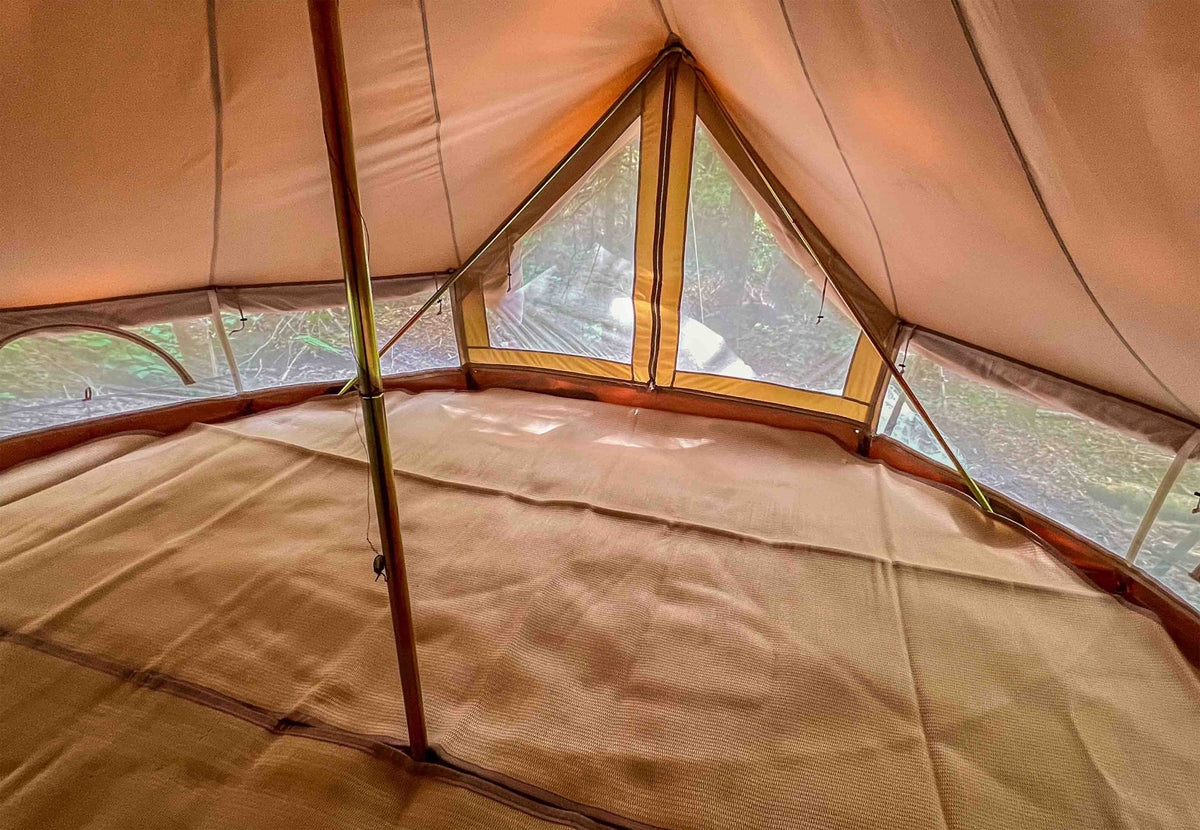 CanvasCamp Polymat Zeltteppich als Bodenbelag in einem Canvaszelt mit Fenstern
