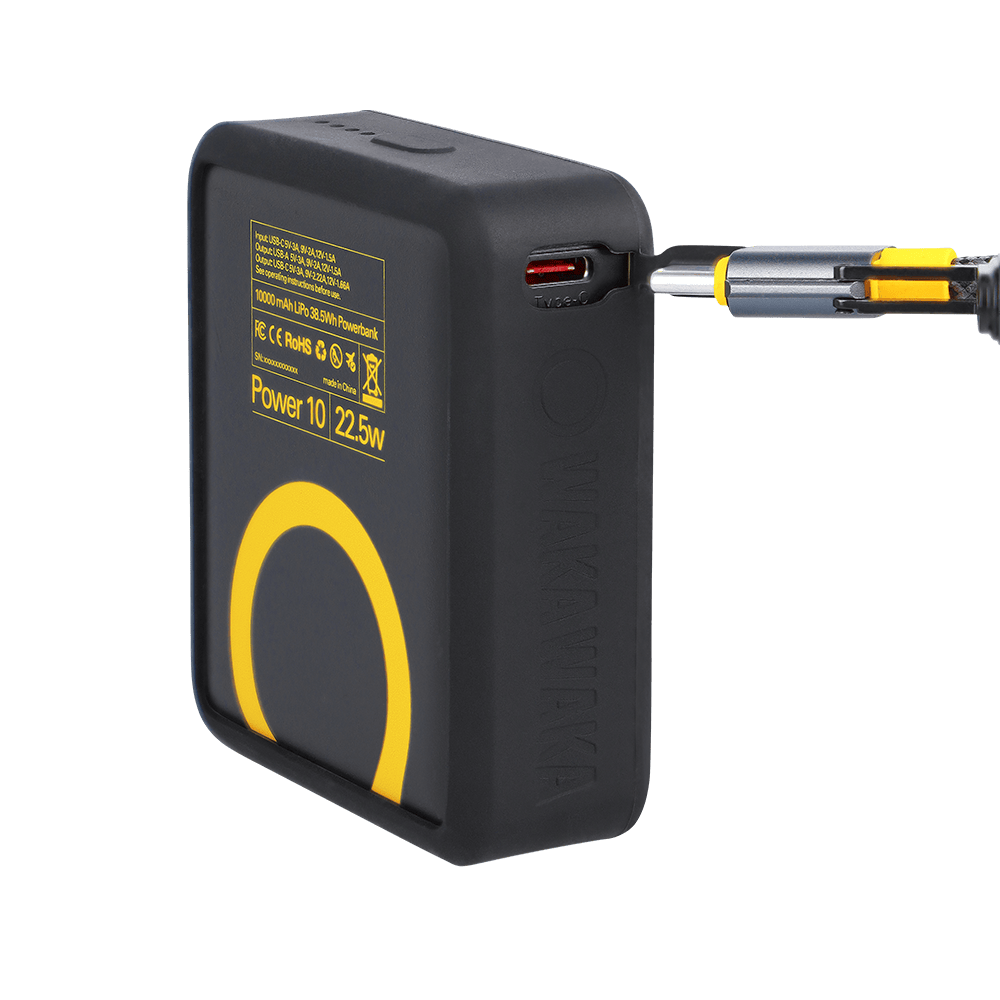 WakaWaka Power 10 schräg von hinten mit einem Kabel im USB-C-Anschluss an der Seite