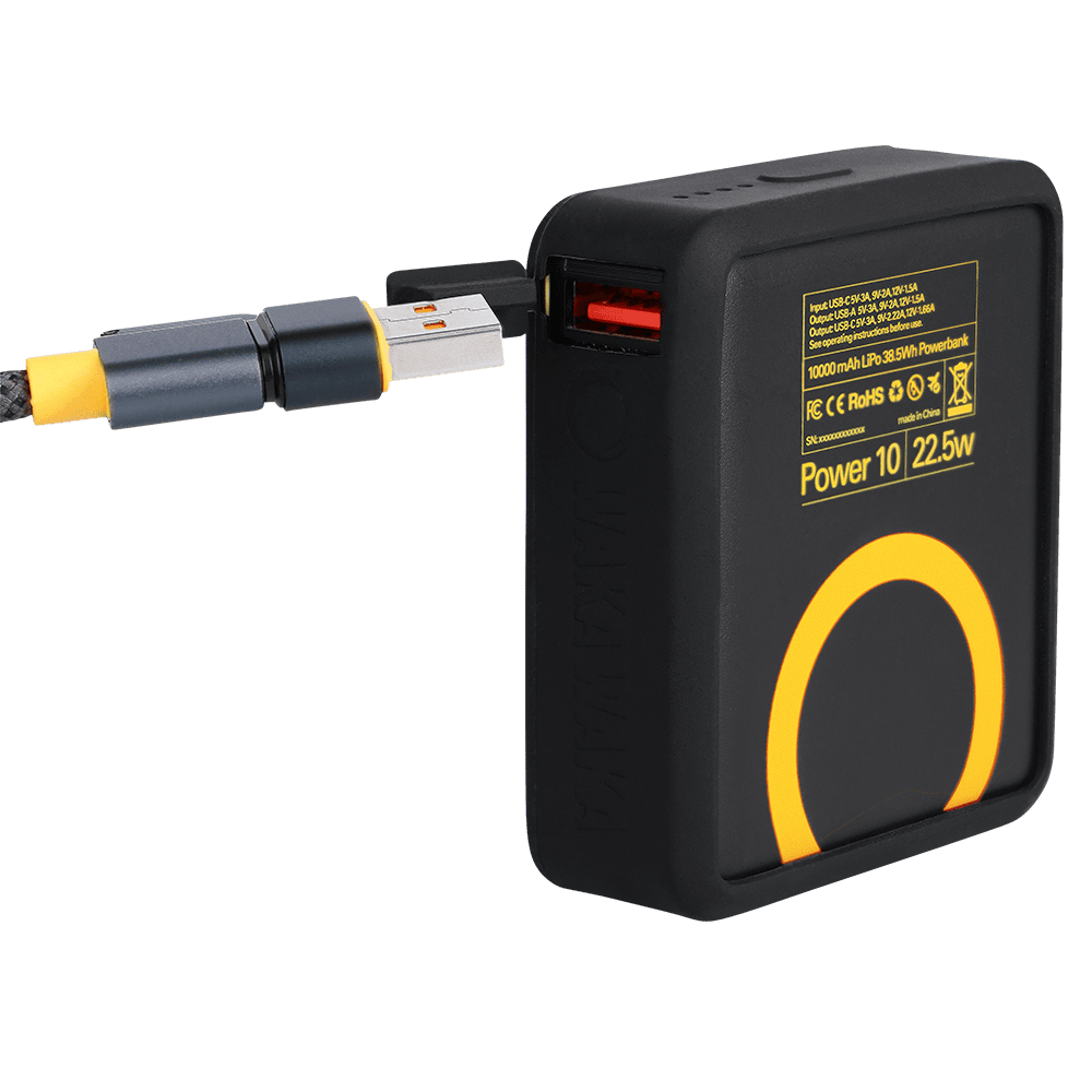 WakaWaka Power 10 mit einem Kabel im USB-A-Anschluss, Rückseite mit gelbem Kreis