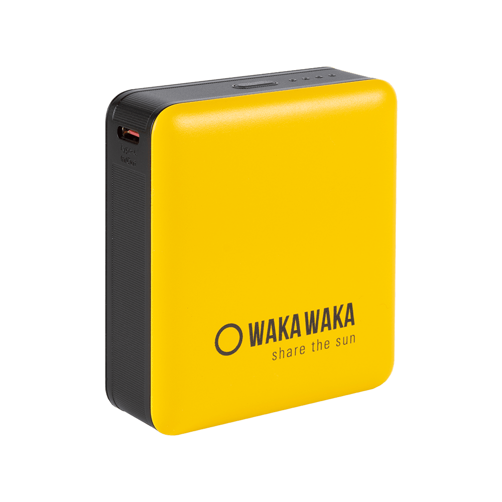 WakaWaka Power 10 in Gelb und Schwarz, schräg von vorne mit Logo und einem USB-Anschluss an der Seite