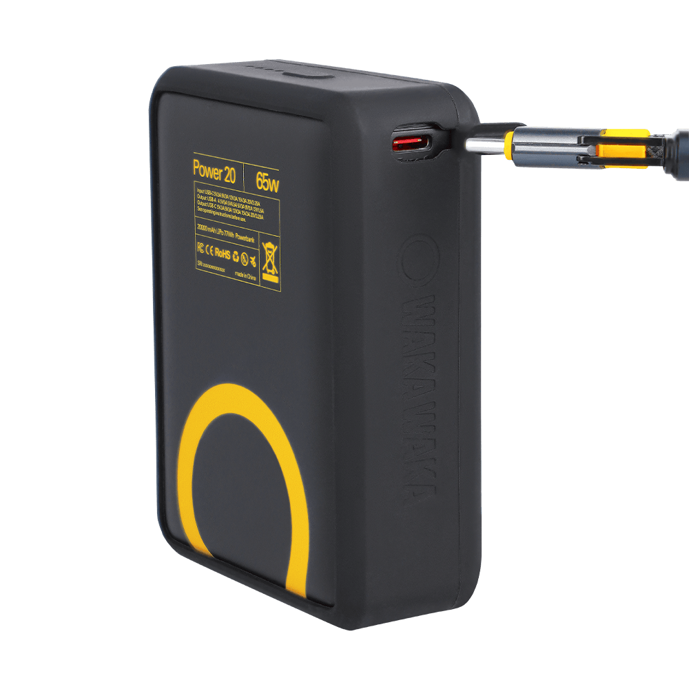 WakaWaka Power 20 schräg von hinten mit einem Kabel im USB-C-Anschluss an der Seite