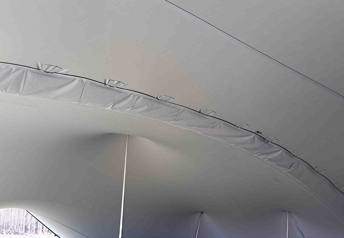 CanvasCamp Regenrinne für Stretch Tent, von unten in einem weißen Zelt gesehen