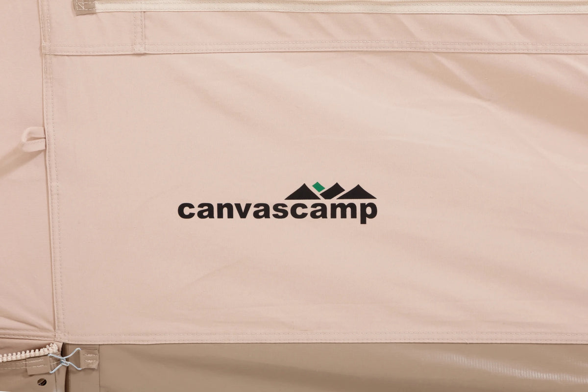 CanvasCamp Roman Traveller, Markenlogo auf der beigen Zeltwand
