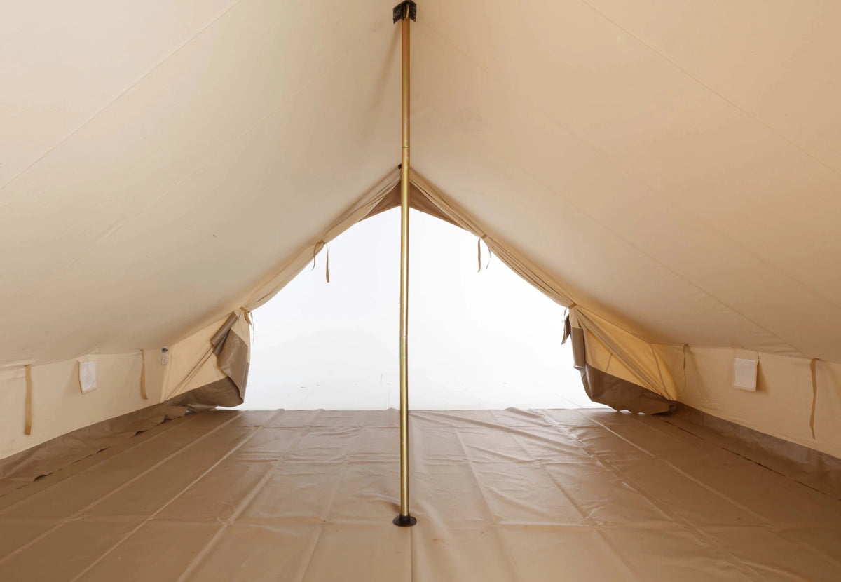CanvasCamp Apex 4 x 6 von innen, Mittelstange und Bodenplane mit Blick durch die offene Tür