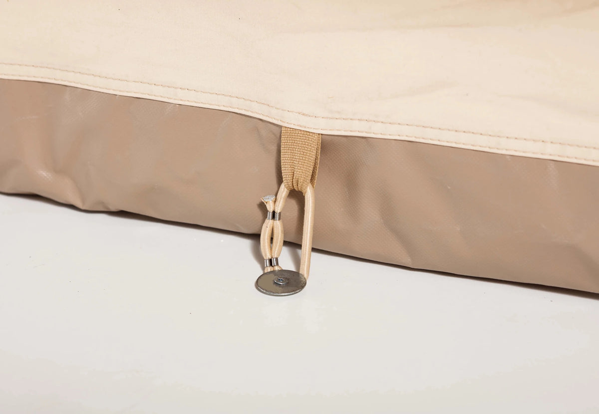 CanvasCamp Apex 4 x 6 Unterkante der Wand mit einer Stoffschlaufe um einen Hering