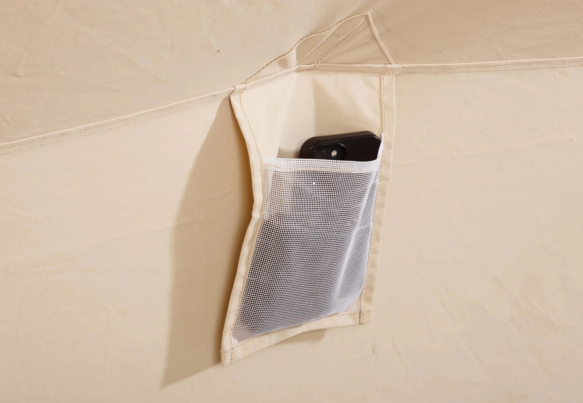 CanvasCamp Apex 4 x 6 Innenseite, Netz-Staufach an der Wand mit einem Handy darin