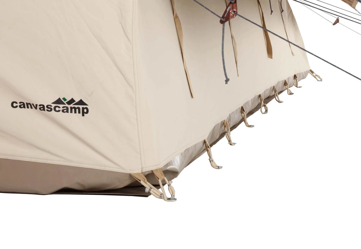 CanvasCamp Apex 4 x 6 Ecke des Zeltes mit CanvasCamp Logo und Schlaufen entlang der Unterkante