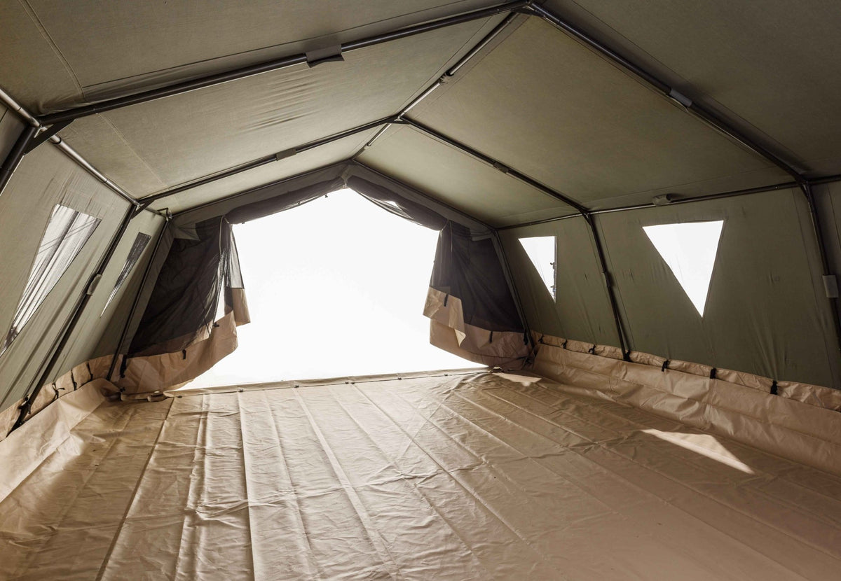 CanvasCamp Mess Apex 5 x 6 Innenraum mit Bodenplane, Gestänge, Fenstern und einer offenen Tür