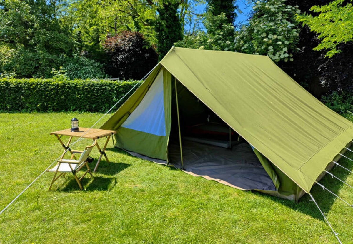 CanvasCamp Patrol Pro schräg von vorne mit aufgerollter Tür und Blick auf die Bodenplane