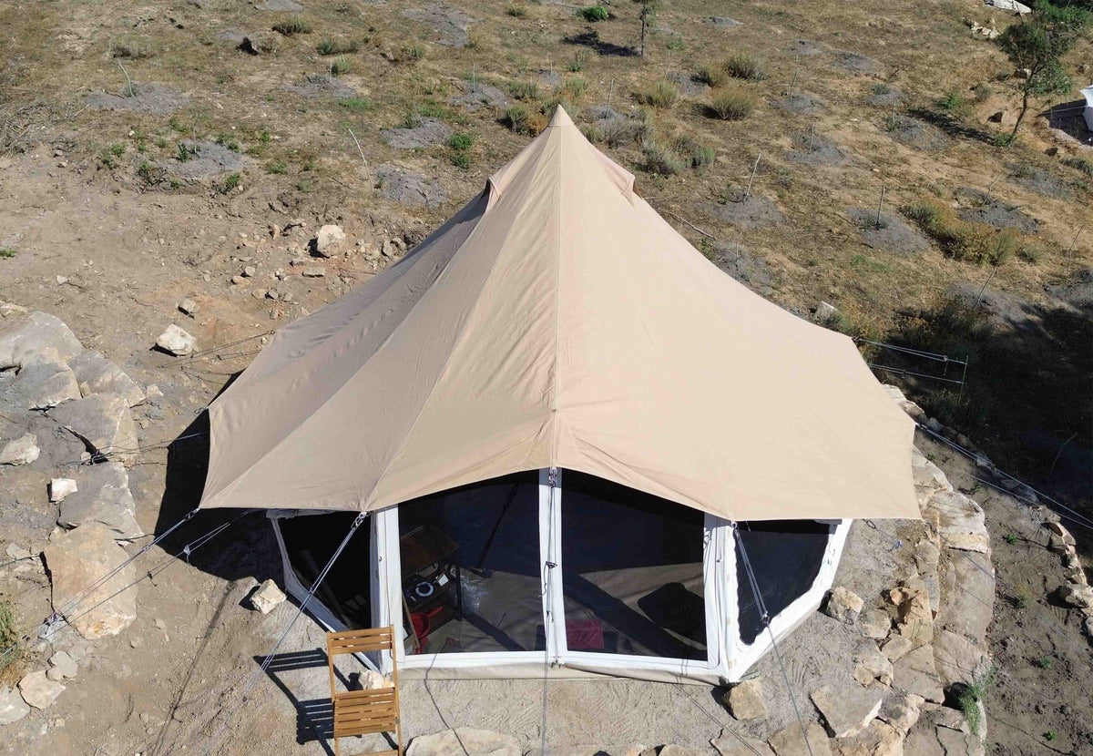 CanvasCamp Sibley Fly All Season von oben auf einem Glockenzelt zwischen den Felsen